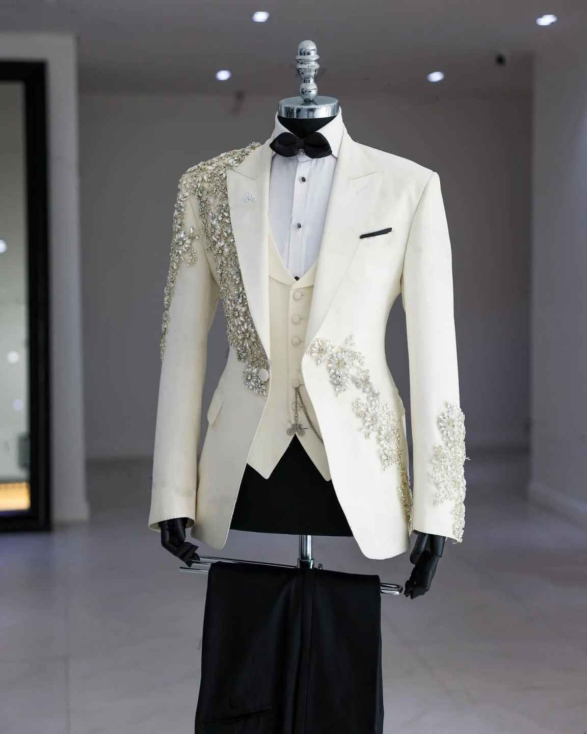 New Designer White Men Suits Set 2 Pieces Blazer+Pant Trousers One Button Appliques Customized Groom Wedding Tuxedo Formal Prom Jacket(Coat+Pants)