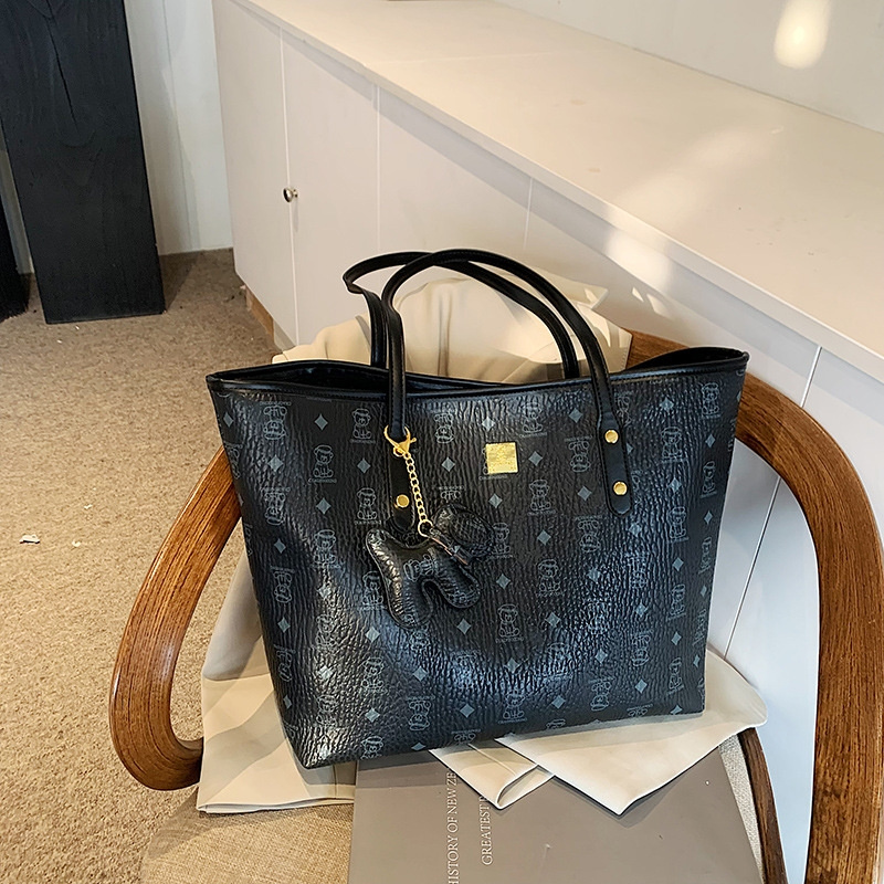 Free shipping 2025 new designer bag Fashionable printed commuting tote bag single shoulder bag Handheld Bucket Bag