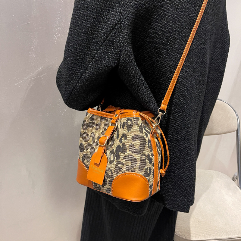 Popular small bag women simple new fashion leopard print crossbody bag texture bucket bag 2025