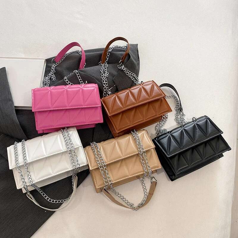2025 New Women's Shoulder Bag Leather Handle Handbag Chain Belt Designer Fashion Women's Crossbody Bag3