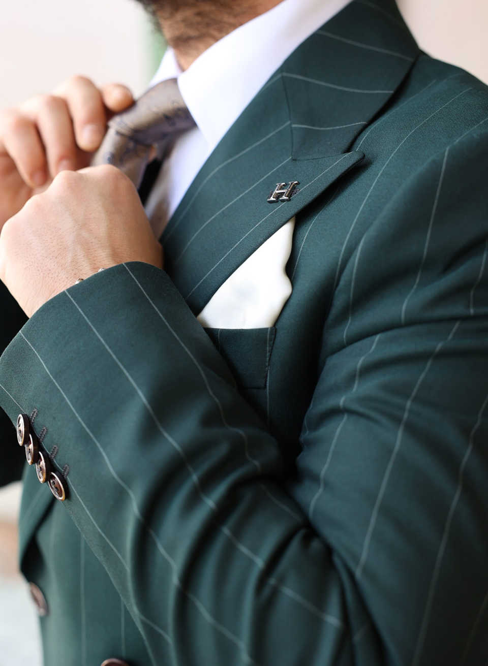 New Designer Men Suits Set 2 Pieces Blazer+Pant Trousers With Pinstripe Peaked Lapel Customized Groom Wedding Tuxedo Formal Office Prom Jacket(Coat+Pa