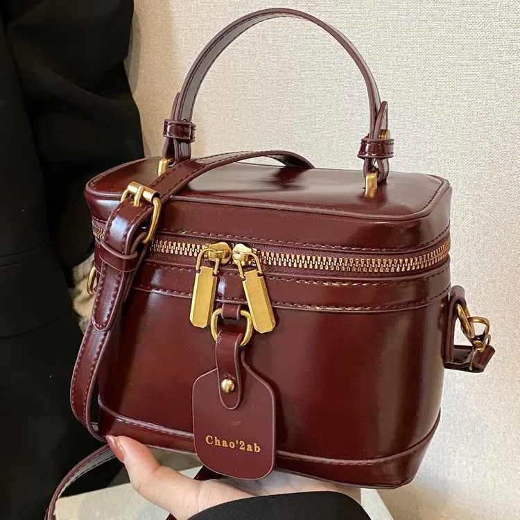 Luxury designer oil PU leather womens handbag retro cross shaped bag bucket handbag Y250324