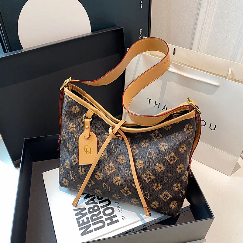 Free shipping 2025 designer Shoulder tote Bags For womans ladies flap handbag fashion messenger bag woman crossbody Large capacity armpit bag