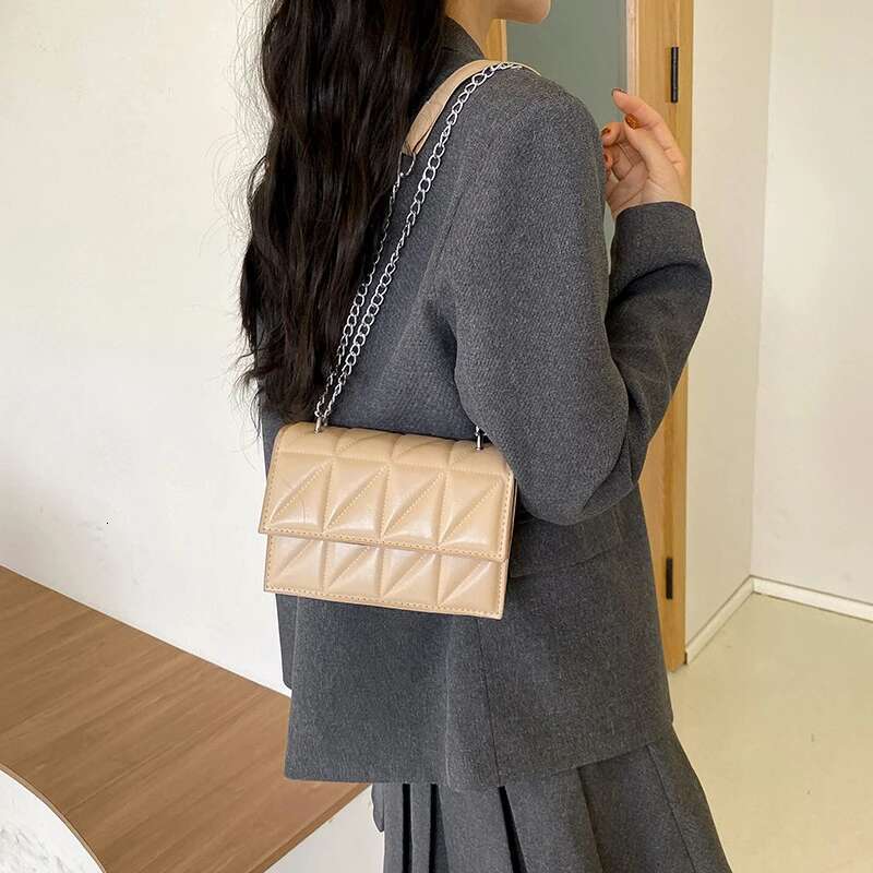 2025 New Women's Shoulder Bag Leather Handle Handbag Chain Belt Designer Fashion Women's Crossbody Bag3