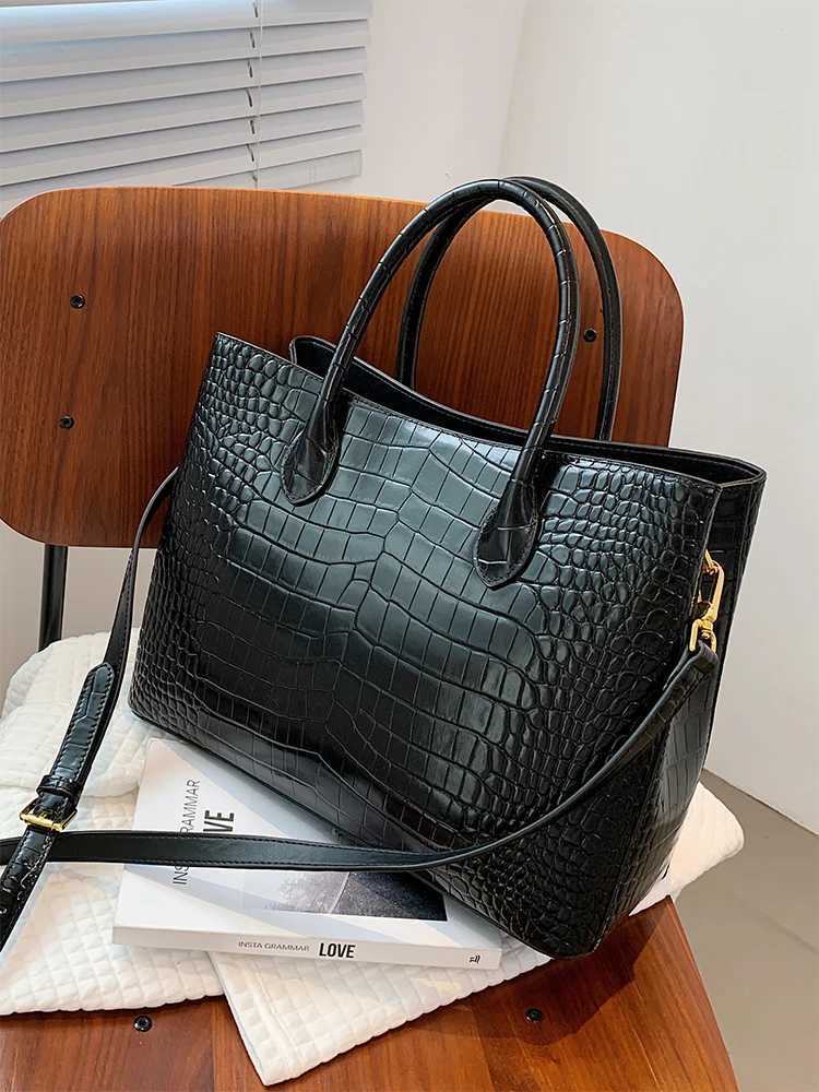 2024 New Crocodile Leather Womens Handbag Large Capacity Shoulder Messenger Bag Fashion Portable Bag Z250324