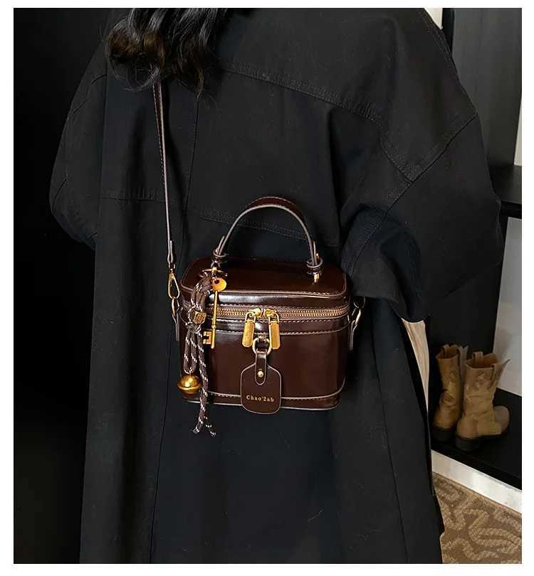 Luxury designer oil PU leather womens handbag retro cross shaped bag bucket handbag Y250324