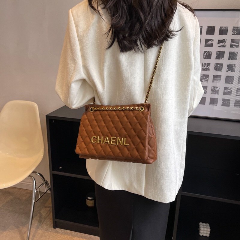 Free shipping 2025 new designer bag fashionable and casual travel letter chain bag hand-held shoulder bag daily matching