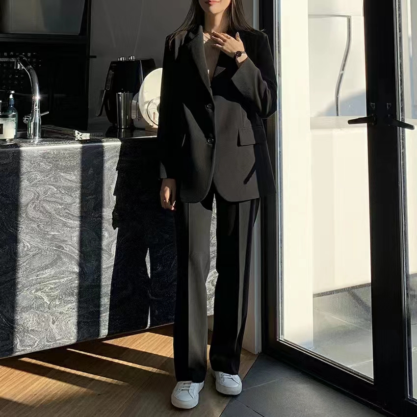 B323Stylish Female Suit Ensemble - Perfect Fit for Collegiate Professionals