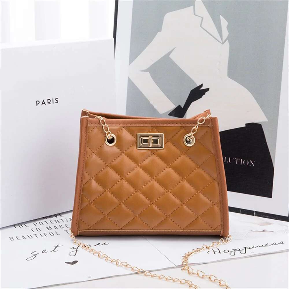 2025 New Leather Diamond Grid Designer Fashion Crossbody Bag Women's Small Square Handbag Women's Underarm Chain Bag5