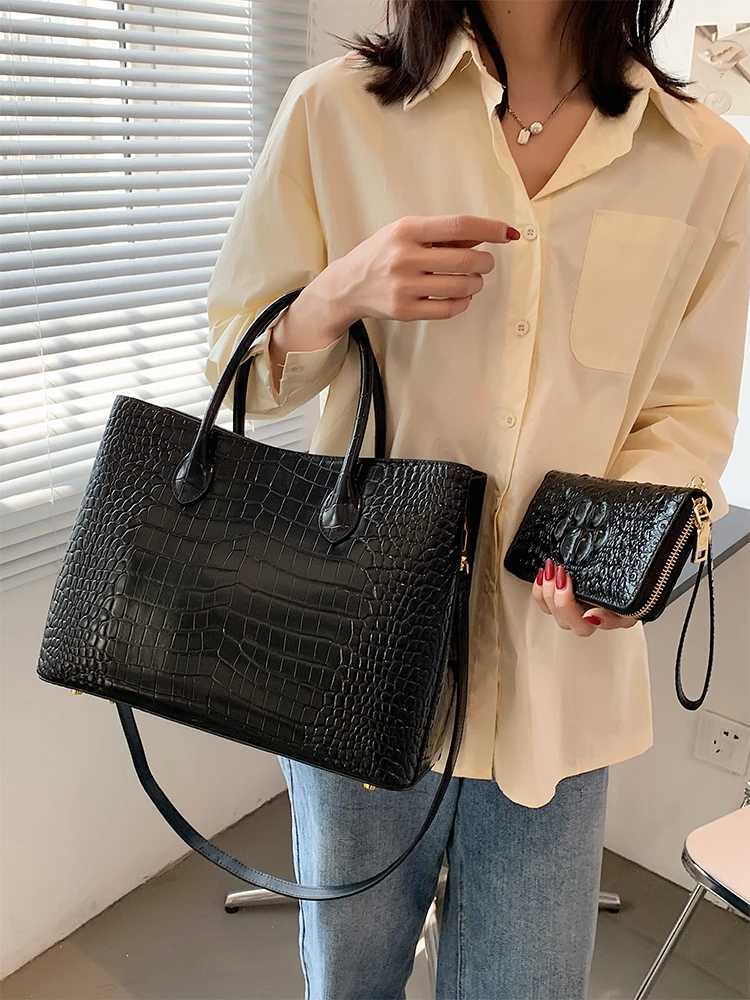 2024 New Crocodile Leather Womens Handbag Large Capacity Shoulder Messenger Bag Fashion Portable Bag Z250324
