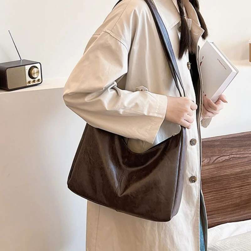 2025 New Leather Commuter Retro Leisure Handbag Designer Fashion Women's Crossbody Bag Texture Large Capacity Temperament5