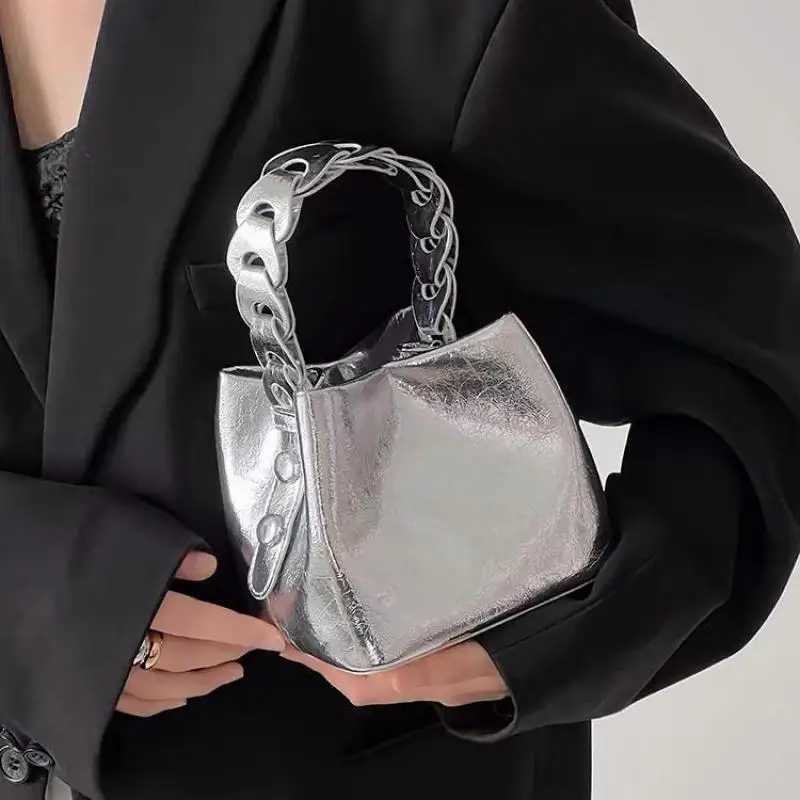 2024 New Fashion Silver Patent Leather Shiny Surface Bucket Handbag Designed for Dinner Parties Temperature Diagonal Cross Bag Trend Z250324