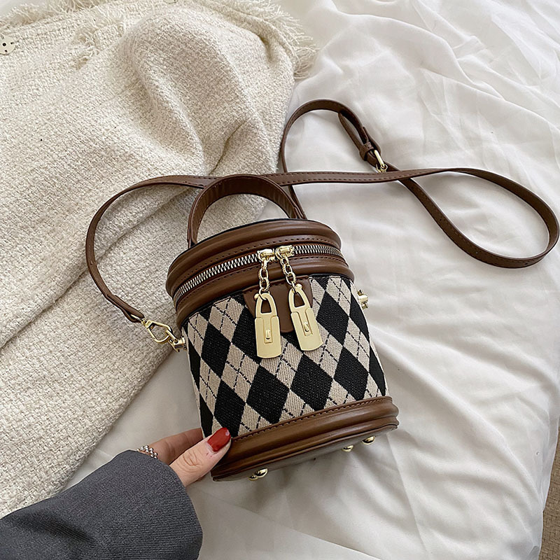 Popular small bag women 2025s spring and summer new fashion niche crossbody bag round texture diamond lattice bucket bag