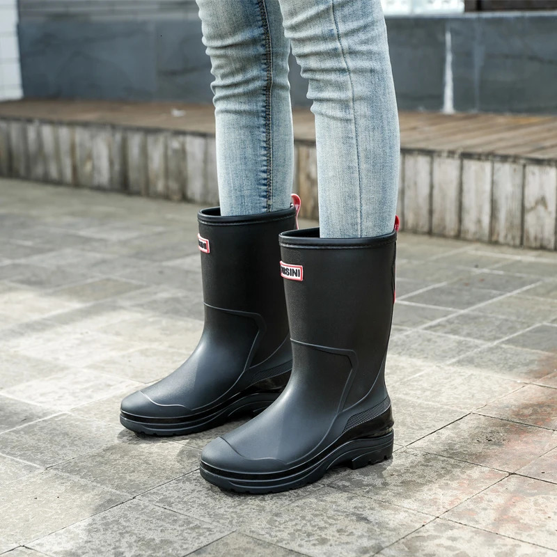 Ladies middle pipe anti slip rain shoes are made of PVC lightweight wearresistant garden waterproof outdoor boots 250317