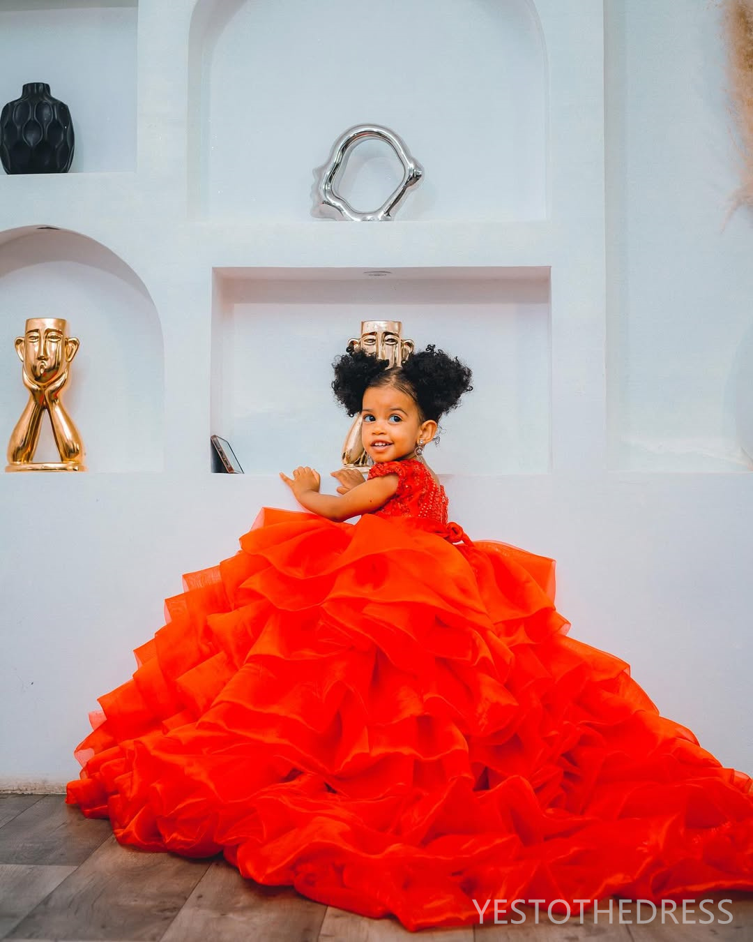 2025 Red Flower Girl Dresses Children Birthday Dress Illusion Sheer Neck Appliqued Beaded Lace Tiered Tulle Princess Queen Ball Gown For Marriage F165