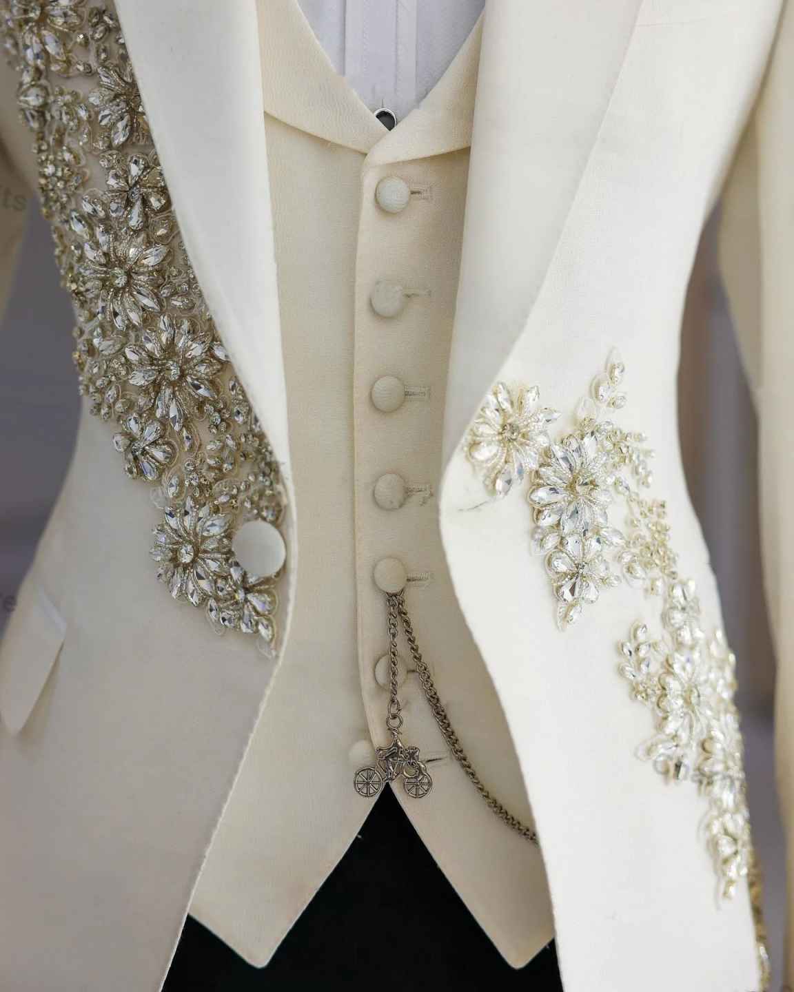 New Designer White Men Suits Set 2 Pieces Blazer+Pant Trousers One Button Appliques Customized Groom Wedding Tuxedo Formal Prom Jacket(Coat+Pants)