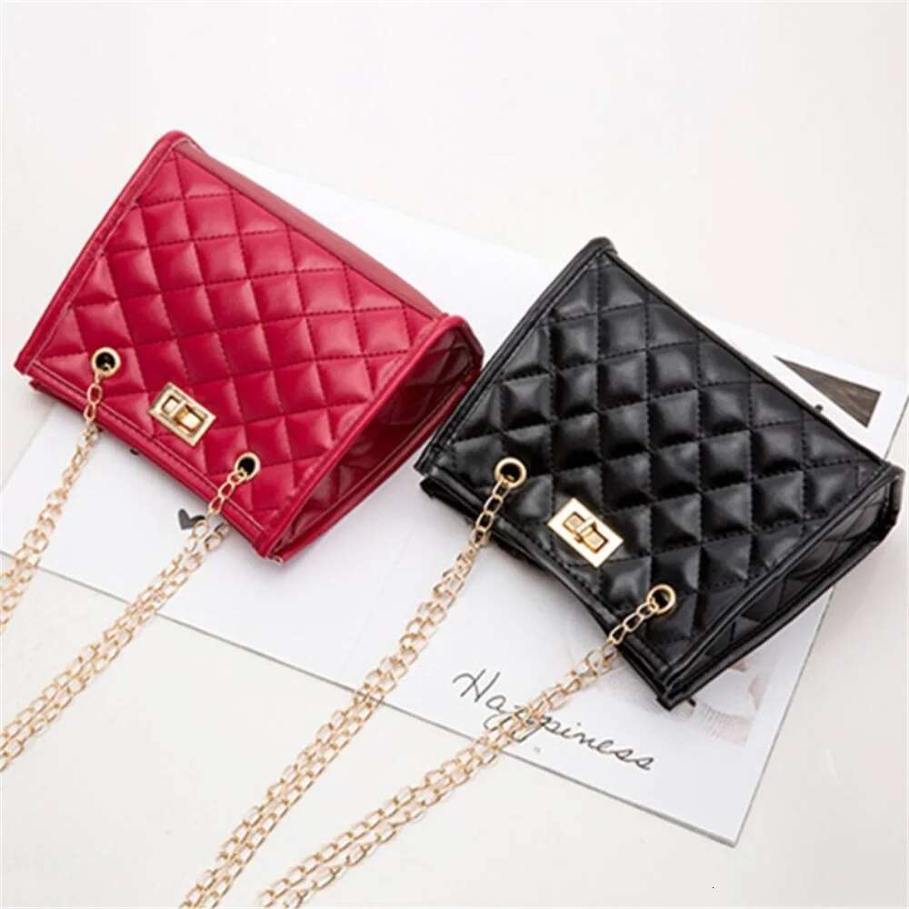 2025 New Leather Diamond Grid Designer Fashion Crossbody Bag Women's Small Square Handbag Women's Underarm Chain Bag5