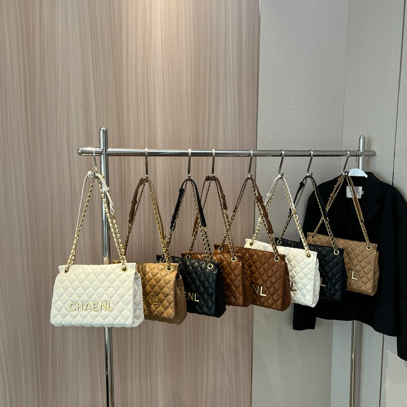 Free shipping 2025 new designer bag fashionable and casual travel letter chain bag hand-held shoulder bag daily matching