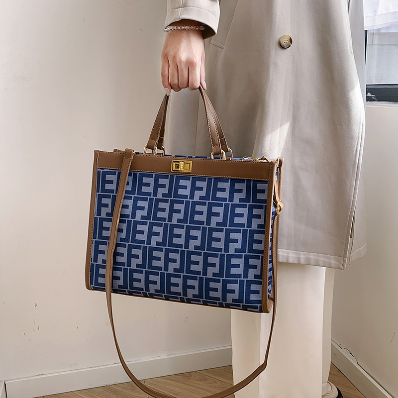 Free shipping 2025 designer bag fashionable commuting large capacity handbag light crossbody bag for women