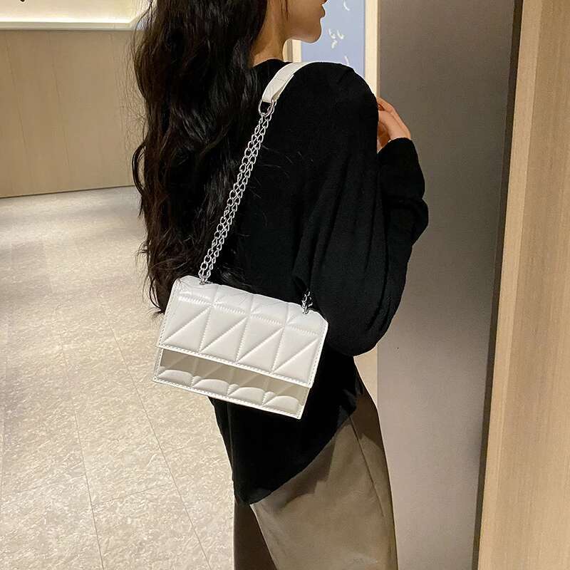 2025 New Women's Shoulder Bag Leather Handle Handbag Chain Belt Designer Fashion Women's Crossbody Bag3