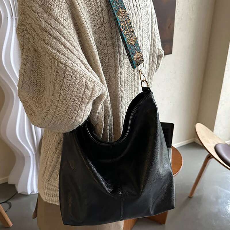 2025 new geometric shoulder strap shoulder large capacity designer fashionable women's crossbody bag retro leather women's shopping travel b