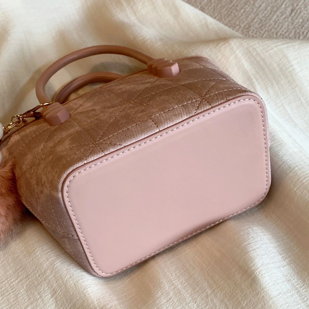 2025S Fashion Designer Plush Spring Encounter Handheld Tote Pendant New Style This Year Keychain Popular Crossbody Bag