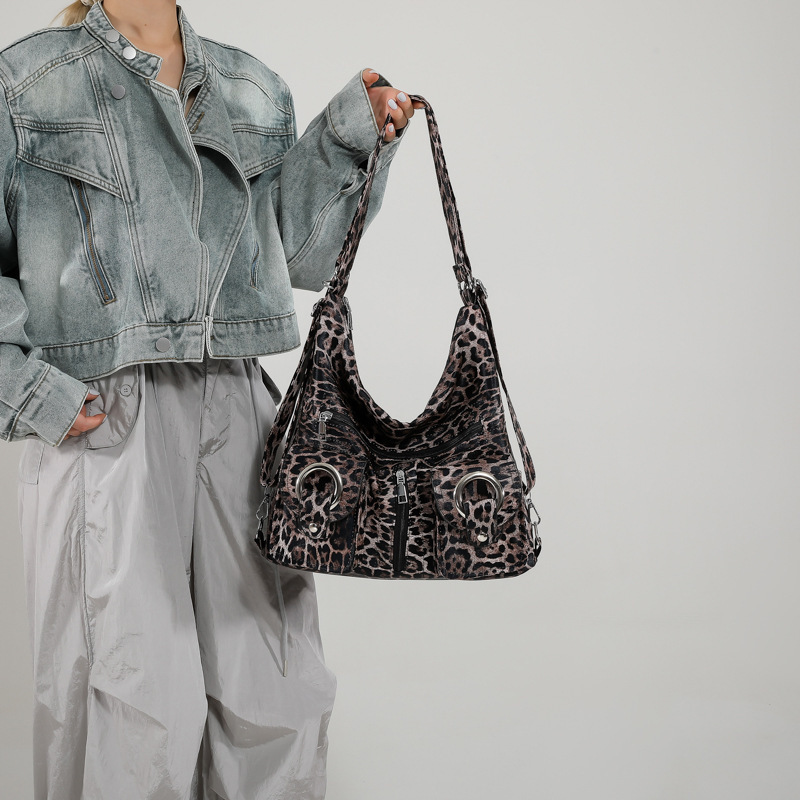 Leopard print women 2025 new trendy and versatile large capacity for leisure travel, lightweight commuting backpack