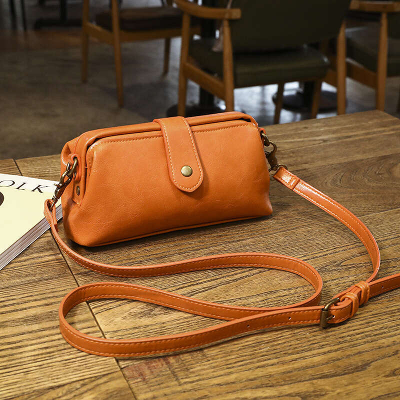 Bag Japanese and Korean mini clip for women, crossbody bag 2024 new fashion doctor bag, single shoulder phone