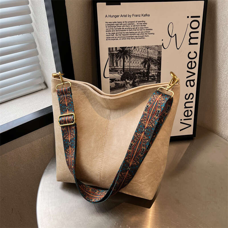 High capacity for women's spring/summer 2023 new broadband one shoulder crossbody with advanced texture commuting bucket bag