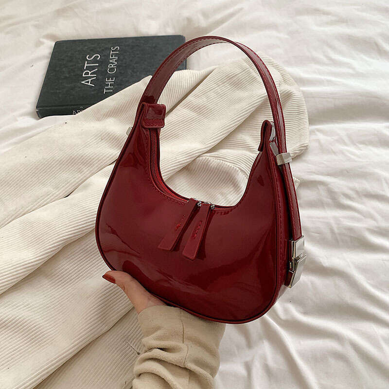 f5 Korean Ins niche design patent leather women's 2024 new autumn fashionable versatile shoulder armpit bag trend