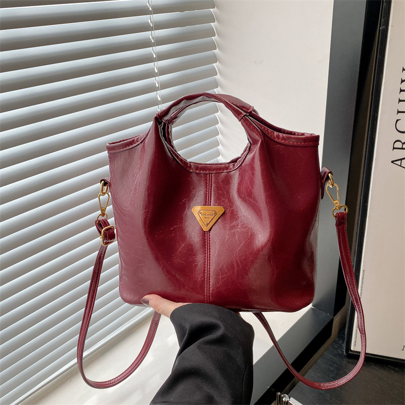 Women's tote bucket bag Women's new fashionable simple fashion bag commuting single shoulder crossbody bag 2025