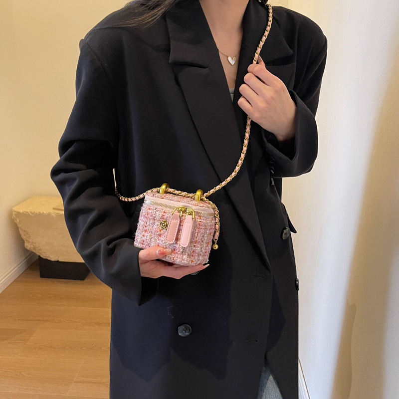 Xiaoxiangfeng woolen mini chain women 2025 new niche design box bag, versatile crossbody bag for spring and summer