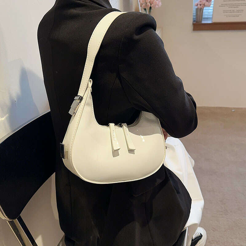 f5 Korean Ins niche design patent leather women's 2024 new autumn fashionable versatile shoulder armpit bag trend