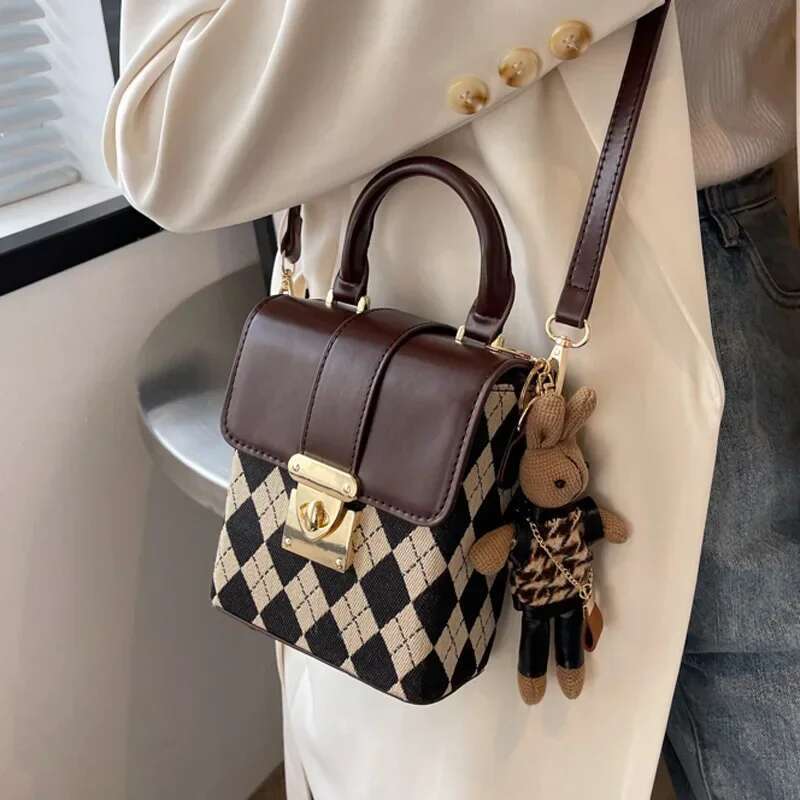 New French Niche Design Women's Popular Internet Celebrity Portable Small Square Adjustable Shoulder Strap Crossbody Bag