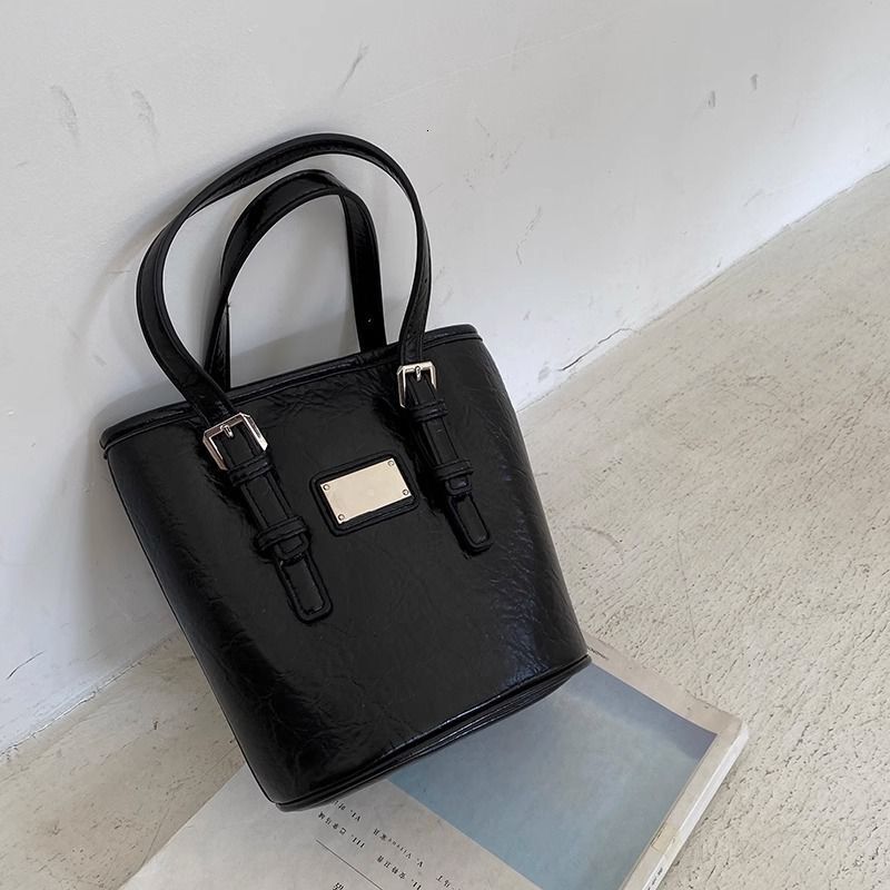 2025S Fashion Designer Handheld Korean Water Bucket Bag For Women New Trendy And High End Niche Design Hand Held Commuting Bag Crossbody