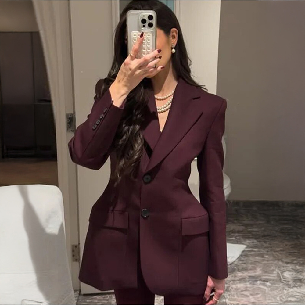 Slim fit in spring 2025, featuring V-neck waist cinching design that accentuates slimming effect. The exudes a sense of luxury and sophistication, whi