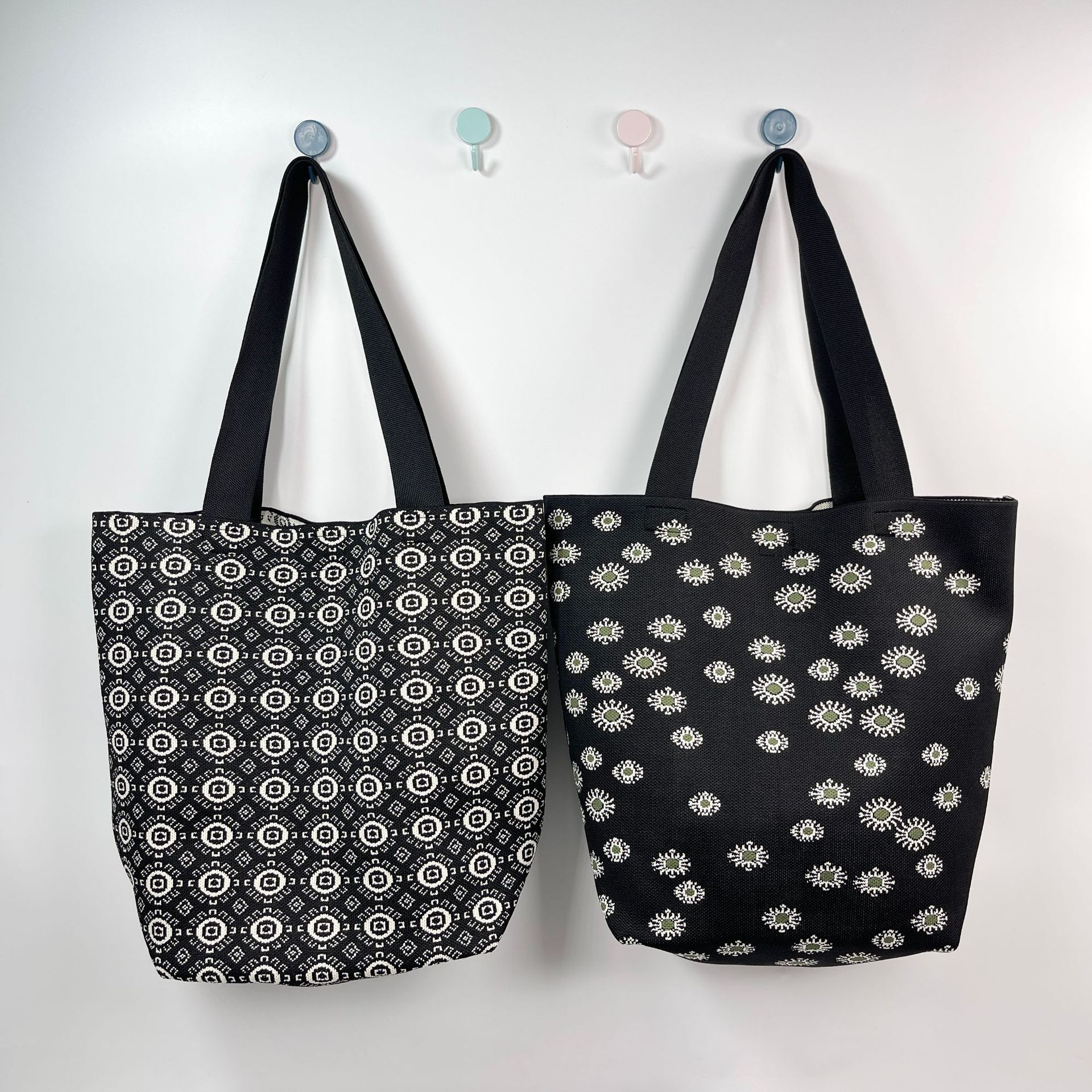 Designer 2025S new few black vest pattern cashew flower women lace up large capacity knitted shoulder bag