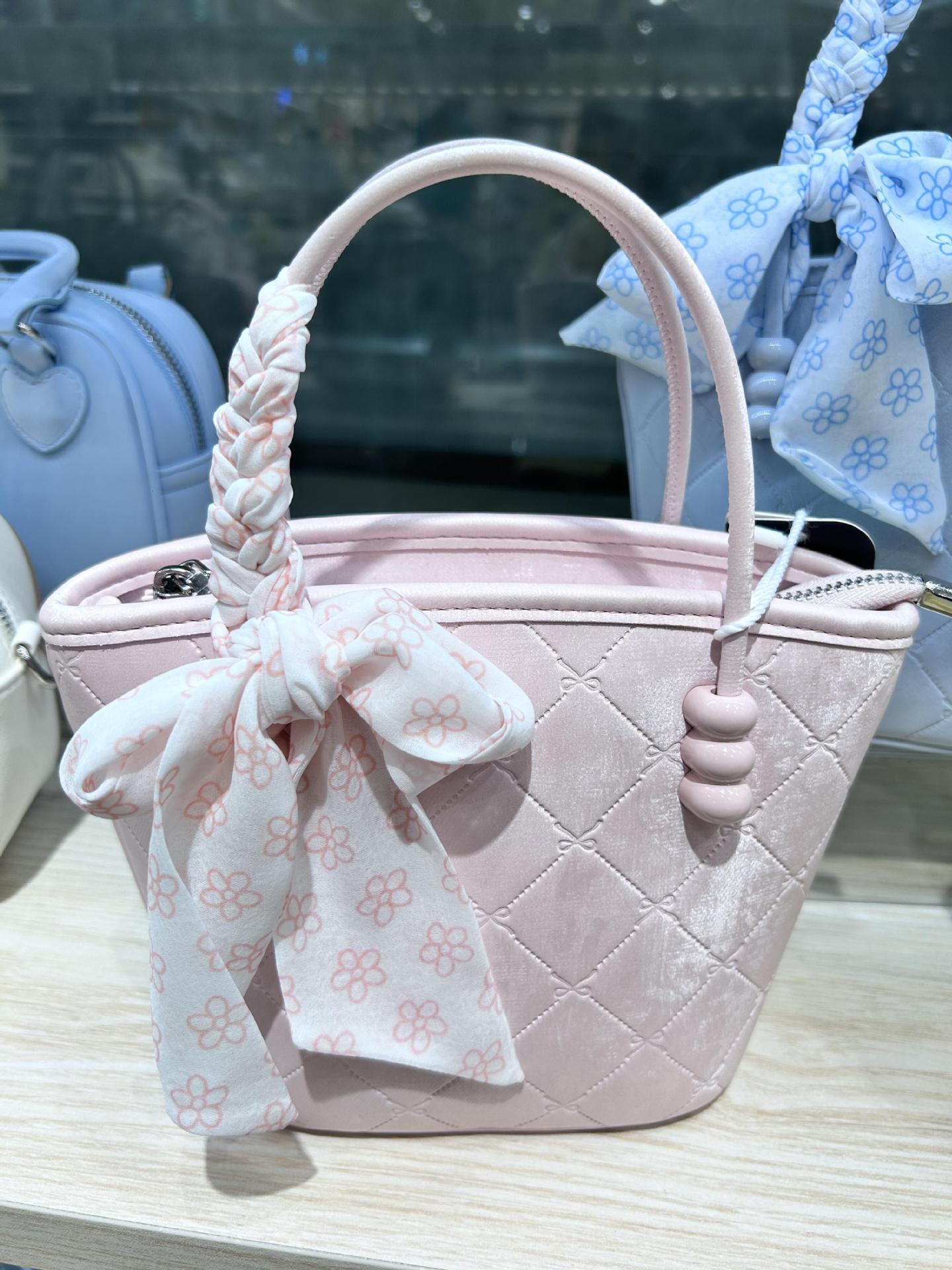 2025S Fashion Designer New Light Luxury Niche High End Fashion Versatile Commuting Large Capacity Hand Held Single Shoulder Women S Crossbody Bag