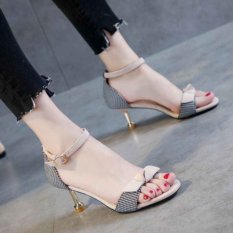 Summer versatile small fresh sandals with a fairy style 2025 new style for students. One button cat heel high heels paired with skirts