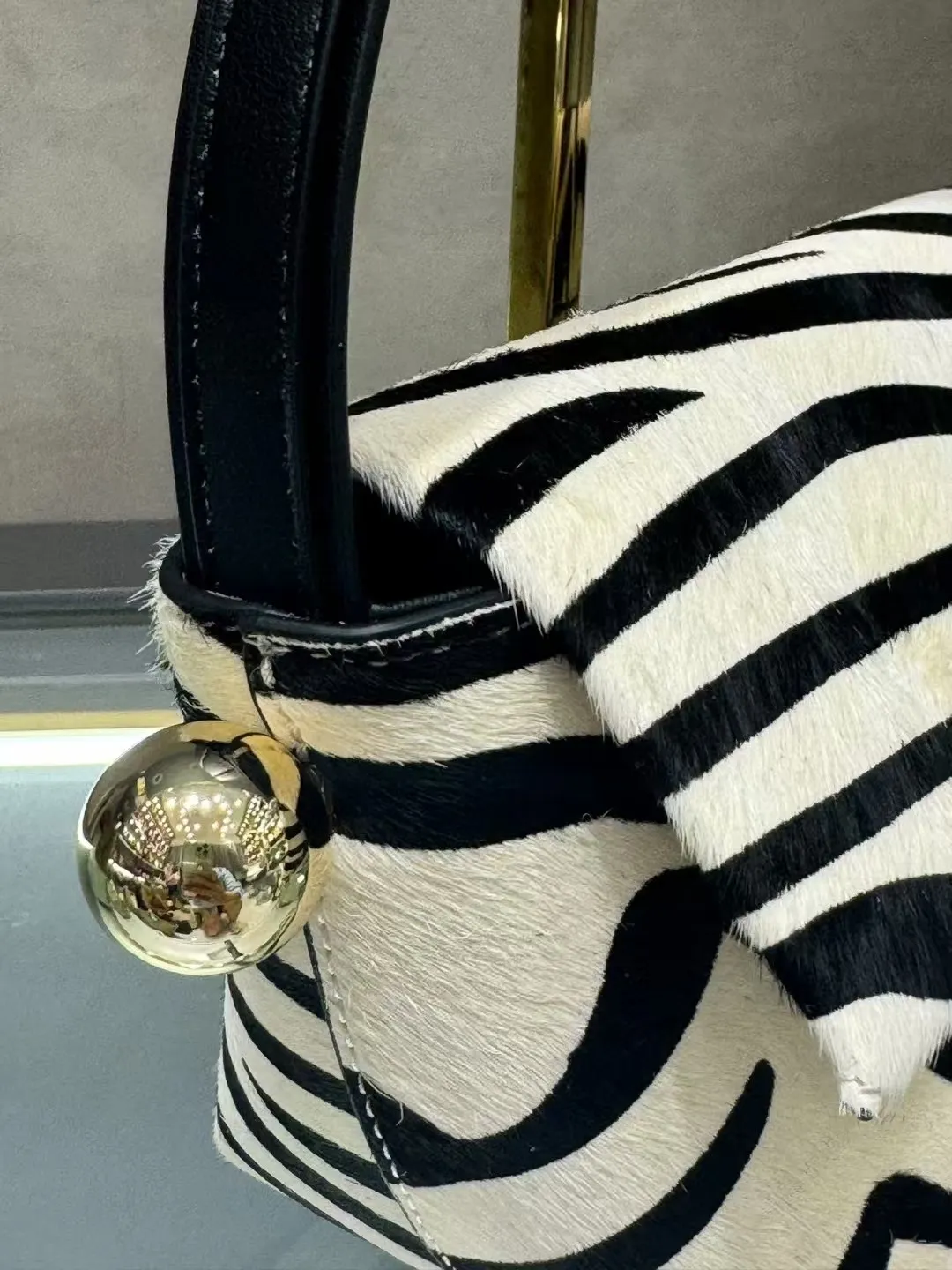 Chic Female Accessory: Rond Carre Design Zebra Stripe Leather Shoulder Bag Featuring Premium Horse Hair Detailing