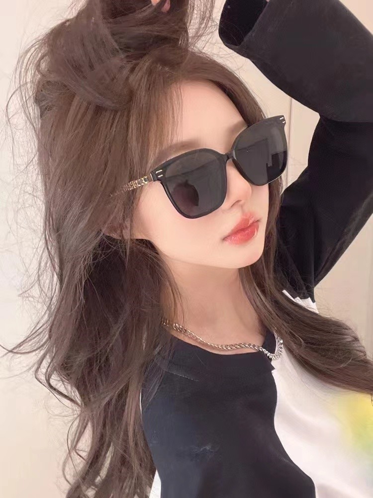 Fashionable Women's Sunglasses Large Frame Square Sunscreen Sunglasses New Luxury Metal Chain Legs 2025 Sunglasses