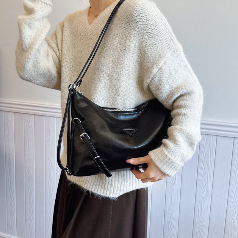 Forest style handbag women's 2024 autumn winter new trendy and fashionable armpit bag, niche texture, large capacity single shoulder tote bag