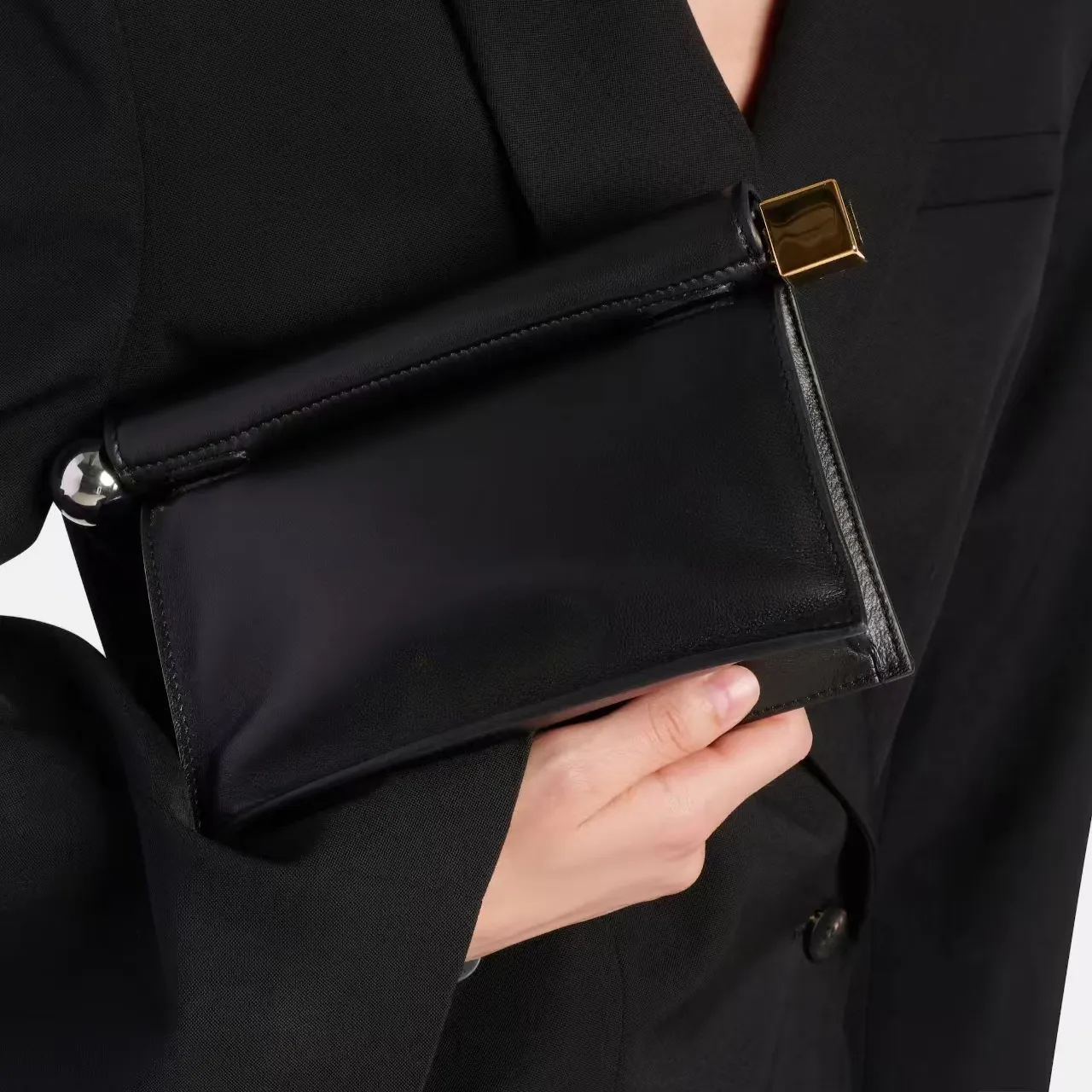 Sophisticated 28cm Sheep Leather Evening Pochette - Versatile Round Clutch with Silver Chain for Social Gatherings