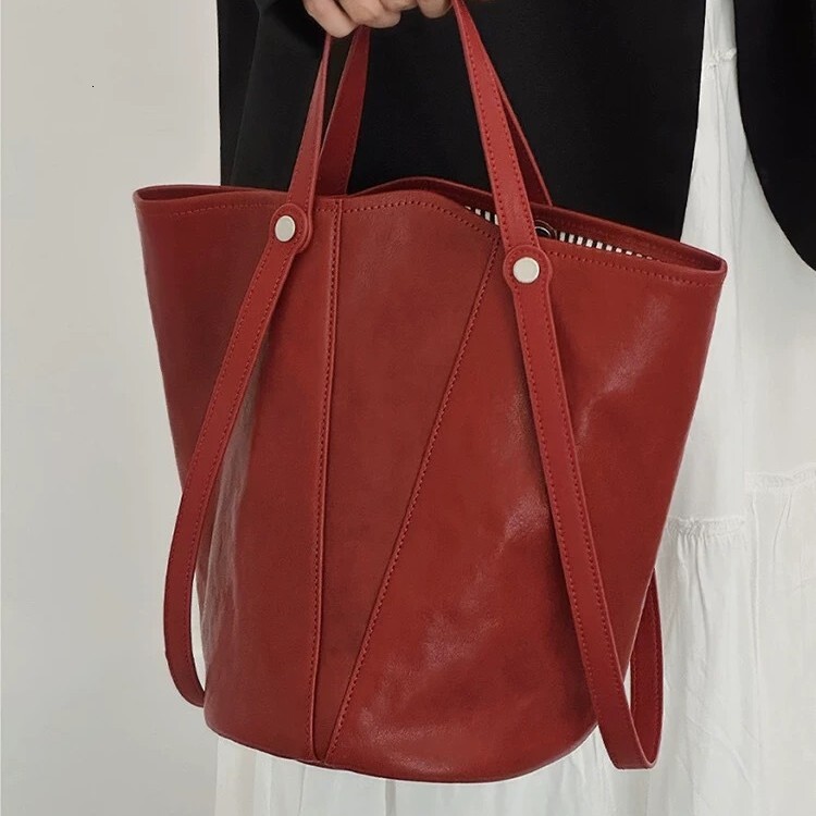 2025S Fashion Designer Advanced Water Bucket For Women Autumn And Winter New Large Capacity Armpit Versatile Tote Bag Commuting Bag