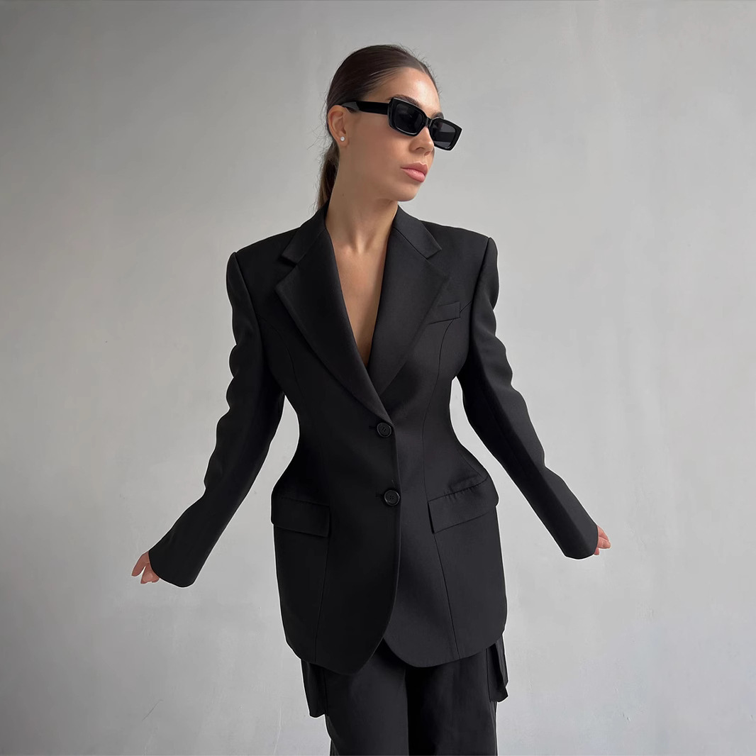 Slim fit in spring 2025, featuring V-neck waist cinching design that accentuates slimming effect. The exudes a sense of luxury and sophistication, whi