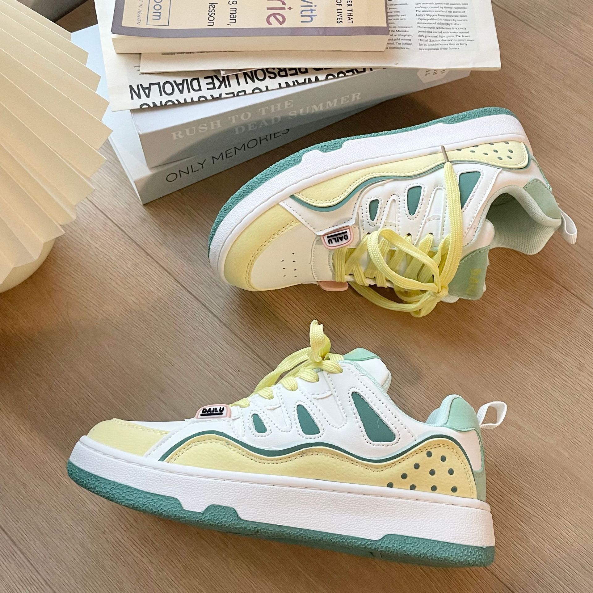 Designer Shoes 2025 New Summer Fashionable Unique Lightweight Comparison Sports Shoes Outdoor Multi Functional Leisure Student Skateboarding Shoes Tre