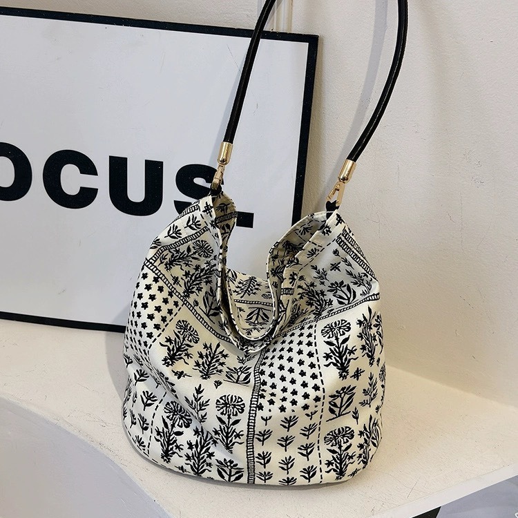 2025S Fashion Designer New Large Capacity Floral Cloth Stylish Versatile Shoulder Bag Simple Handbag Fashionable And Fresh Women S Bag