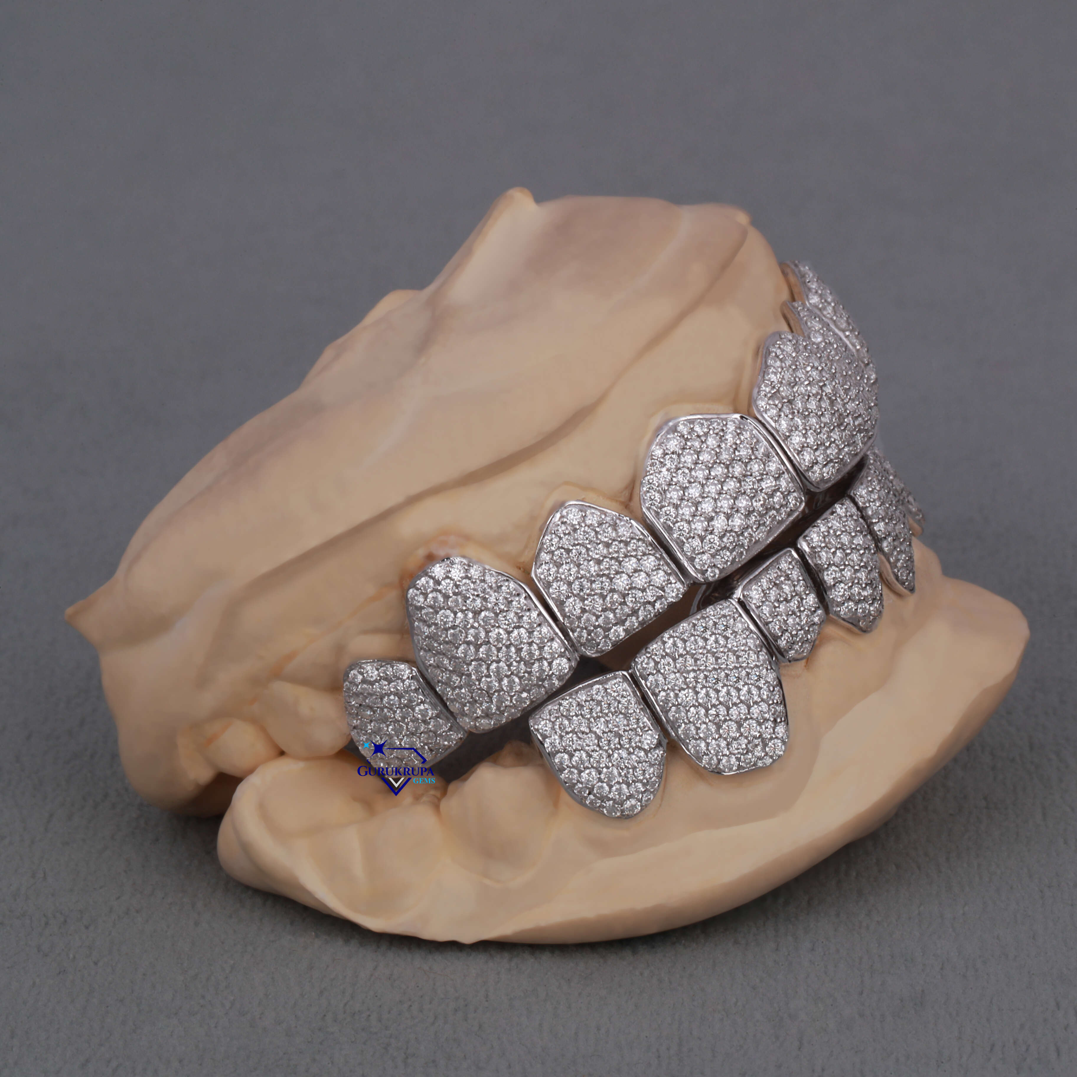 14kt White Gold Vvs Moissanite Round Brilliant Cut Diamond Custom Grillz Teeth Grillz Trending Stylish Design Wholesale Price
