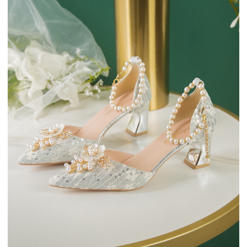 Wedding shoes, women's fashion show, wedding dress, two wearing pointed high heels, bride's crystal shoes, thick low heels, pregnant
