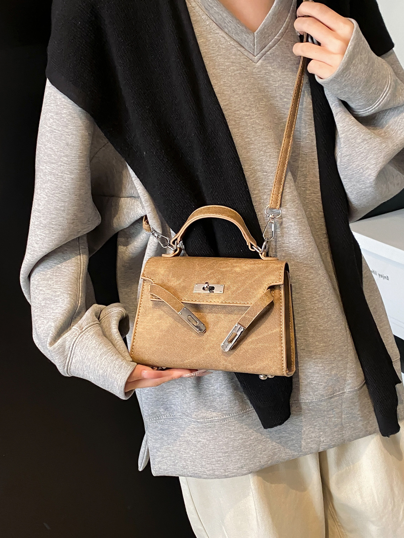 Ancient commuter textured buckle gentle temperament handbag